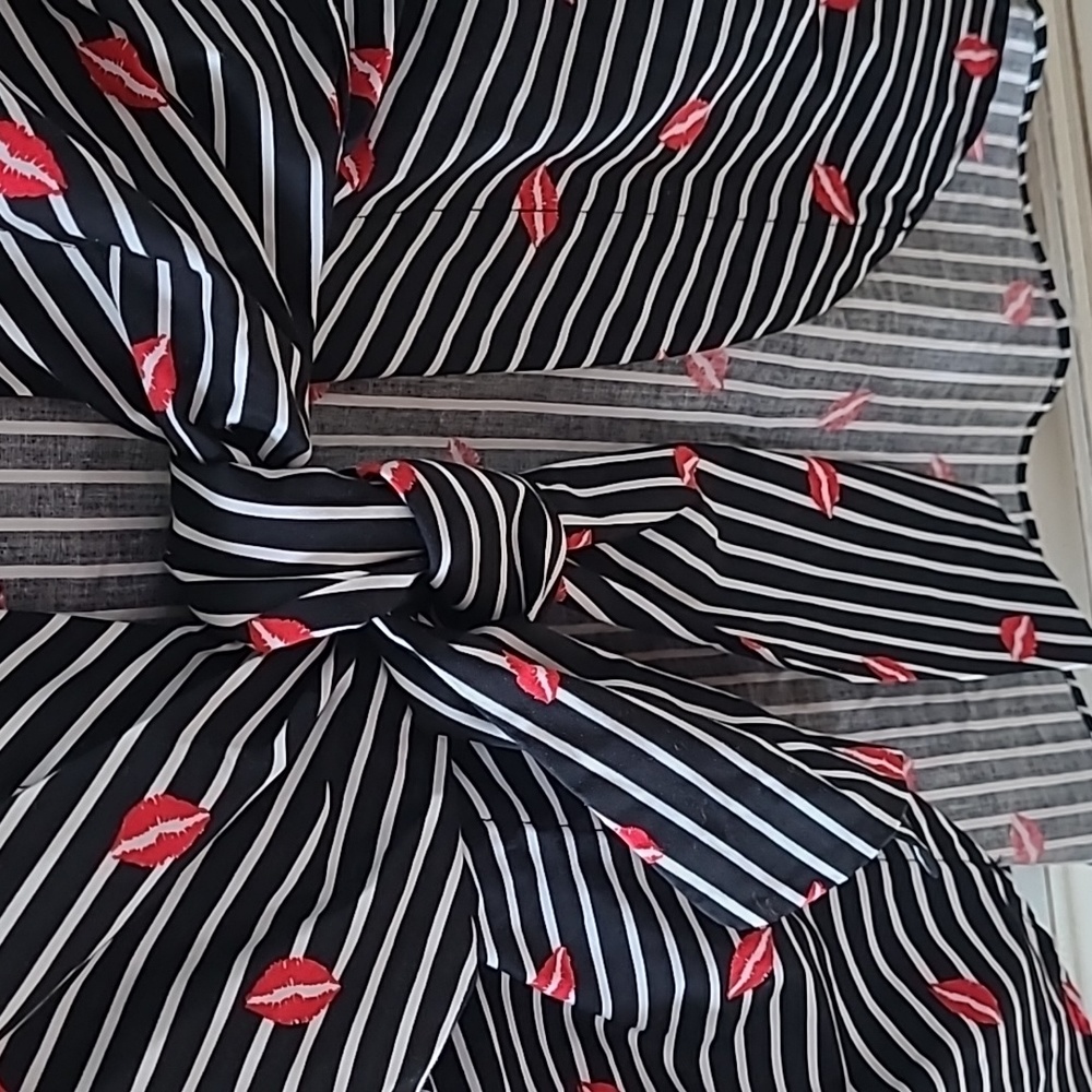 💋 Red Lips Top - Picture 3 of 4